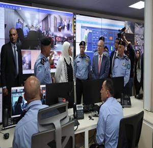 رئيس الوزراء محمد مصطفى يتفقد غرفة العمليات المركزية للشرطة لمتابعة سير عملية الاقتراع